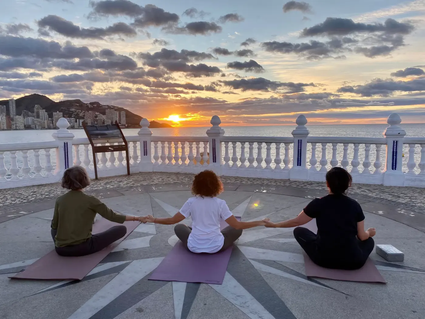 Práctica de yoga al amanecer, fotografía de la web original